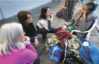  ?? Paul Chinn / The Chronicle 2017 ?? Rory Ryan (left), Anne Gallagher and S.F. Supervisor Hillary Ronen visit with Alice at 16th and Mission streets in November. Soon after, Alice agreed to move to a shelter and then an SRO.