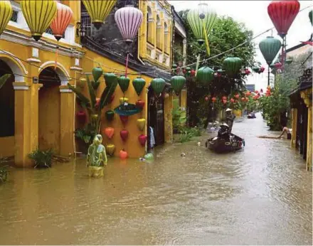  ?? AFP PIC ?? The flooded tourist town of Hoi An a day after Typhoon Damrey slams into southern Vietnam.