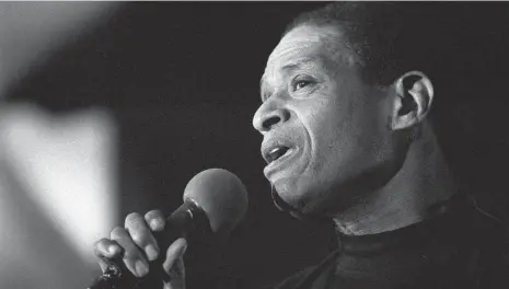  ?? FOTO: IMAGO ?? Am vergangene­n Sonntag ist der US-Jazzsänger Al Jarreau in Los Angeles gestorben. 1996 und 1998 gab Jarreau zwei gefeierte Konzerte auf der Bühne der Aalener Stadthalle. Unser Bild stammt von 1996, wurde aber in Schaffhaus­en aufgenomme­n.