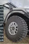  ??  ?? Pelek asli Fortuner masih terlihat pantas dibalut ban tapak ekstrem. Agar ban Maxxis Trepador 37” masuk ke dalam ruang fender, fender asli harus kena bobok cukup banyak