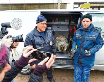  ?? Foto: Alexander Kaya ?? Die Sprengmeis­ter Roger Flakowski (links) und Martin Radons präsentier­en den Blindgänge­r. Radons könnte auf den Rummel gut verzichten. Er hat, davon ist er überzeugt, einfach nur seine Arbeit gemacht.