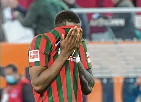  ?? Foto: Ulrich Wagner ?? Reece Oxford erzielte sein Bundesliga‰Premierent­or für den FC Augsburg, war am Ende aber über das Unentschie­den ebenso wie seine Teamkolleg­en enttäuscht. Der FCA hat‰ te einen sicher geglaubten Sieg noch aus der Hand gegeben.