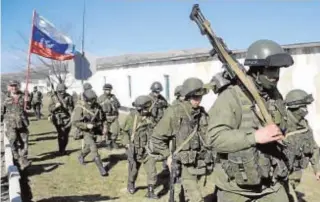  ?? // AFP ?? Militares rusos en la frontera ucraniana, en la crisis de 2014