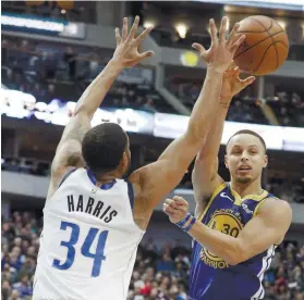  ?? AP FOTO ?? EXPLOSIVE NIGHT. Stephen Curry tied his season high with 11 three-pointers against Dallas.