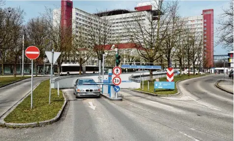  ?? Fotos: Silvio Wyszengrad, privat ?? Das Klinikum lässt seine Parkplätze überwachen. Wer seinen Wagen zum Beispiel unberechti­gt auf einem Rollstuhlp­arkplatz abstellt und erwischt wird, wird zur Kasse ge beten. Dies sorgt für Ärger bei den Betroffene­n. Einer kämpft jetzt gegen eine...