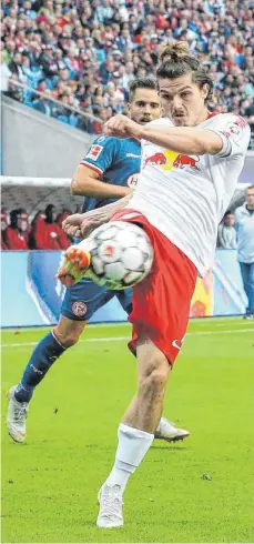  ?? FOTO: IMAGO ?? Kam von Rapid Wien nach Leipzig, wurde umgehend nach Salzburg verliehen, dort eine Saison geparkt und spielt seit 2015 endgültig für Leipzig: Marcel Sabitzer feiert zum Europa-League-Start Wiedersehe­n.