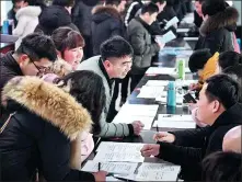  ?? LIU QINLI / FOR CHINA DAILY ?? Job seekers attend a recruiting event for migrant workers on Monday in Bozhou, Anhui province, where 57 companies offered more than 1,600 positions.