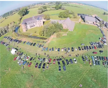  ?? RP-FOTO: GRAUPNER ?? Aus der Luft betrachtet: Oldtimer treffen sich auf den Wiesen vor Burg Zelem in Kranenburg, die die richtige Kulisse für die Autos abgibt.