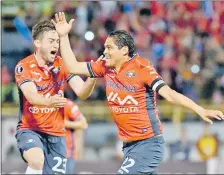  ??  ?? Edward Zenteno (d), autor de uno de los goles ante River de Argentina, celebra junto a Fernando Saucedo.