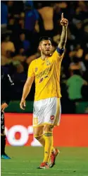  ??  ?? Gignac festeja uno de sus dos goles ante el Necaxa, en el Volcán.