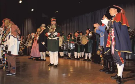  ?? FOTO: ANTHIA SCHMITT ?? Die Narrenzunf­t Stegstreck­er eröffnet den bunten Abend mit einer Vorstellun­g der verschiede­nen Gruppen und der Stadtmusik.