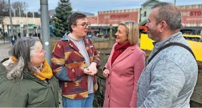  ?? ?? ●●Lisa Smart discusses the new hospital site proposals with Liberal Democrat colleagues in central Stockport, where she says the new hospital could be built