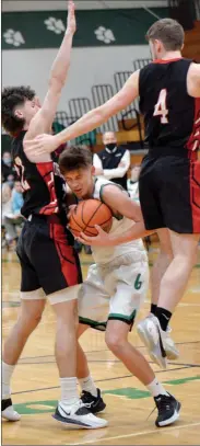  ?? PILOT PHOTO/BEV HARAMIA ?? Bremen’s Zach Czarnecki feels the pressure from O-D’S Connor Danford (left) and Cameron Taylor.