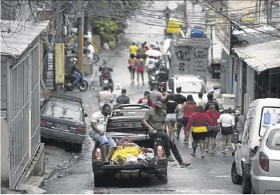  ?? AP ?? Traslado de cadáveres tras un tiroteo en las favelas de Alemão, en Río de Janeiro.