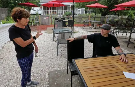  ?? STuART CAHiLL pHOTOs / HERALd sTAFF ?? SHOW OF SUPPORT: Customer Leslee Rotman, left, speaks with Regina Castellana of Apt Cape Cod, where abusive customers spurred the restaurant to close for a ‘day of kindness.’