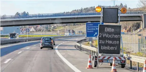  ?? FOTO: CHRISTIAN FLEMMING ?? Ab diesem Montag wird es auch hier auf der A 96, kurz hinter dem Grenzüberg­ang Lindau-Hörbranz, noch ruhiger zugehen.