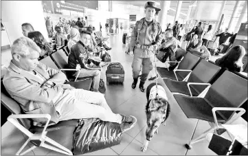  ??  ?? Sombra and his handler at El Dorado Internatio­nal airport in Bogota.