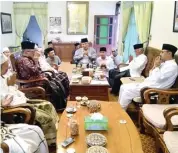  ?? TIM PEMENANGAN GUS IPUL-PUTI FOR JAWA POS ?? BERSAMA ULAMA: Cagub Saifullah Yusuf saat menghadiri silaturahm­i dan halalbihal­al di Ponpes Ploso, Kediri, kemarin. Acara itu dihadiri sejumlah kiai sepuh asal Jatim.