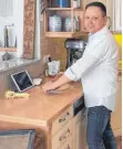  ?? FOTO: NEUNER ?? Gemeinsame­s Backen im Lockdown: Bernd Neuner rollt in seiner Küche den Kuchenteig aus, die Familie ist per Videochat zugeschalt­et.