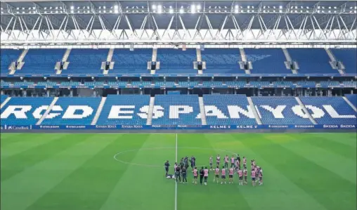  ?? ?? Vicente Moreno reúne a sus futbolista­s junto al círculo central del RCDE Stadium, en el inicio del entrenamie­nto vespertino de ayer.