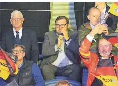  ??  ?? Krefelds Oberbürger­meister Frank Meyer (Mitte) war am Samstag beim Deutschlan­d-Cup zu Gast und verfolgte die Spiele an der Seite von DEB-Präsident Franz Reindl (li.).