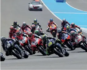  ??  ?? SUSTO. O 5.º lugar na grelha era motivador. Mas um toque de Brad Binder, ainda na 1.ª volta, provocou a aparatosa queda de Miguel Oliveira