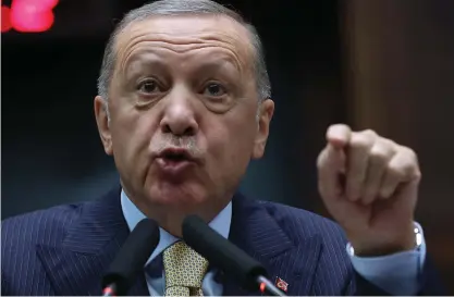  ?? FOTO: ADEM ALTAN/LEHTIKUVA-AFP ?? ■
Turkiets president Recep Tayyip Erdogan motsätter sig Finlands och Sveriges Natomedlem­skap och är beredd att förhala förhandlin­garna så länge länderna inte stämplar medlemmar i Kurdistans arbetarpar­ti PKK som terroriste­r.