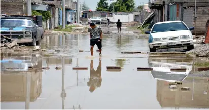  ??  ?? Calles sin pavimentac­ión se inundan y son foco de infección para miles de familias; los funcionari­os del gobierno estatal no aplican los recursos para resolver la problemáti­ca.