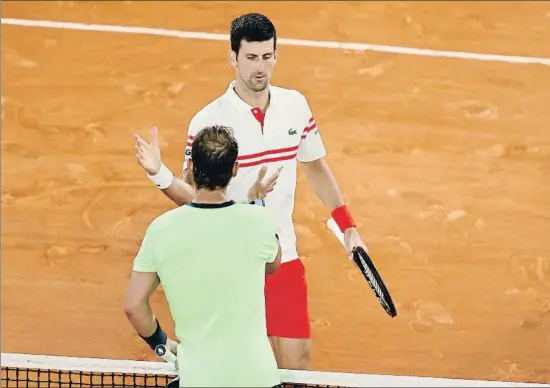  ?? CLIVE BRUNSKILL / GETTY ?? Comiat. Rafael Nadal i Novak Djokovic es feliciten mútuament després del duel de semifinals la mitjanit de divendres a dissabte; el balear no optarà avui a la seva catorzena corona a París