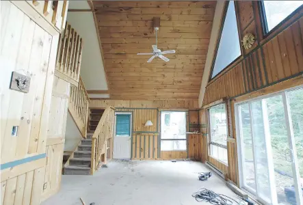  ?? COURTESY, COTTAGE LIFE ?? In Colin & Justin’s Cabin Pressure, reno experts turned outdoorsma­n Colin McAllister and Justin Ryan endeavour to turn their lakefront property, which they lovingly refer to as the ‘shabbiest slanty shanty,’ into a dream cottage. As you’ll see, it...