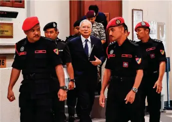  ?? — Bernama photo ?? Najib is escorted by Prisons Department officers at the end of the proceeding.