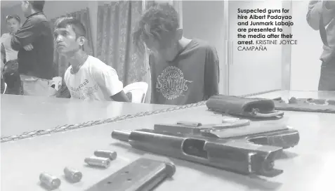  ?? KRISTINE JOYCE CAMPAÑA ?? Suspected guns for hire Albert Padayao and Junmark Labajo are presented to the media after their arrest.