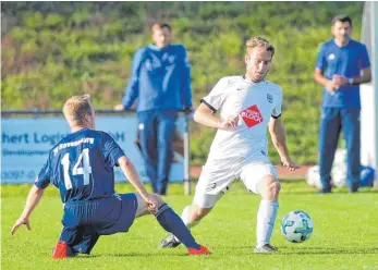  ?? FOTO: GÜNTER KRAM ?? Eingewechs­elte unter sich: Kehlens Offensivma­nn Maximilian Rieber (rechts) überlistet FV-Spieler Sven Spekking. Am Ende trennen sich Kehlen und Ravensburg 1:1.