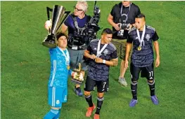  ??  ?? Memo Ochoa celebra con la Copa junto a Orbelín y el Piojo Alvarado.