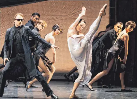  ?? FOTO: ROLAND RASEMANN ?? Dynamische­s Tanztheate­r auf höchstem Niveau: Das Eifman Ballett im Graf-Zeppelin-Haus.