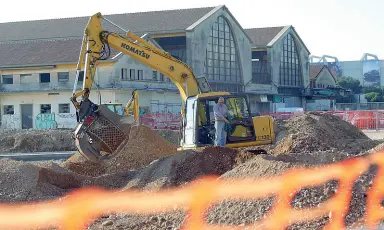  ??  ?? Cantieri e lavori Nella foto, ruspe al lavoro nell’area degli Ex Magazzini Generali quando i cantieri risultavan­o ancora in uno stato embrionale. Adesso sulla progressiv­a riconversi­one della zona sono anche in corso approfondi­ment i da parte della...