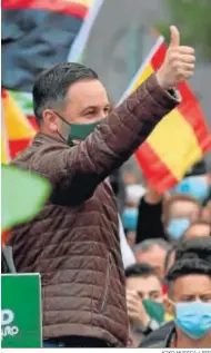  ?? KIKO HUESCA / EFE ?? Abascal saluda en el mitin de Vox ayer en Fuenlabrad­a.