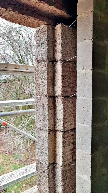  ??  ?? La maçonnerie en blocs de chanvre doit toujours être fixée au mur existant. L’utilisatio­n de crochets à maçonnerie, placés au niveau des joints entre les blocs de chanvre, est à privilégie­r. ISH-EXTERIEUR.