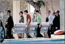  ?? JOE RAEDLE/GETTY ?? Pallbearer­s bear the casket of Scott Beigel, a geography teacher who was killed in the Parkland, Fla., mass shooting.