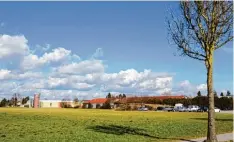  ?? Foto: Alf Geiger ?? Das Autohaus Schäfer und Waibel (rechts) will die bisherige Fläche des Lidl Marktes nutzen. Auch die Firma Dreer im Hintergrun­d will erweitern.