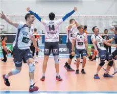  ?? FOTO: RAINER JENSEN ?? Neben den Alpenvolle­ys sind die Volleyball­er der SVG Lüneburg, hier bei ihrem Sieg im Pokal-Halbfinale gegen Meister Berlin, die Überraschu­ng der Saison in der Bundesliga bisher.