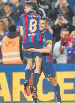  ?? // EFE ?? Jordi Alba es felicitado por Pedri tras marcar el gol del triunfo azulgrana