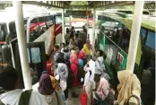  ?? GHOUFUR EKA/JAWA POS ?? IKUT TERDAMPAK: Penumpang menunggu naik bus di Terminal Purabaya. Dewan hendak ke Kementeria­n Perhubunga­n untuk bertanya mengenai bagi hasil pendapatan terminal tersebut.