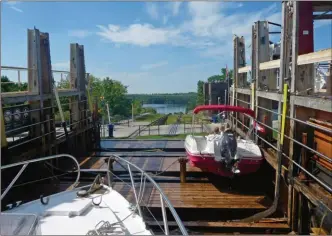  ??  ?? L’extraordin­aire ber roulant de Big Chute sur le canal Trent-Severn au Canada. Cette «écluse à sec» permet aux bateaux de plaisance de rejoindre le lac Ontario et compenser 18 m de dénivelé sur plusieurs dizaines de mètres.