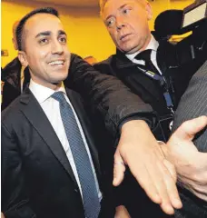  ??  ?? Sowohl Luigi di Maio, Spitzenkan­didat der Fünf-Sterne-Bewegung (links), als auch Lega-Chef Matteo Salvini leiten aus dem Wahlergebn­is einen Führungsan­spruch ab.