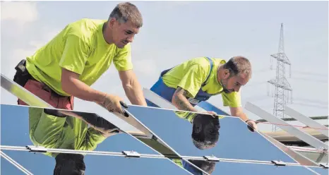  ?? FOTO: DPA ?? Das Handwerk bezeichnet sich selbstbewu­sst als Ausrüster der Energiewen­de. Doch viele Betriebe investiere­n auch selbst in energieeff­izientere Produktion­sprozesse.