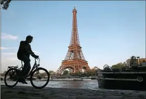  ??  ?? Les berges de Seine offrent un point de vue imprenable sur la tour Eiffel.