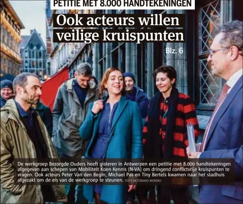  ?? FOTO VICTORIANO MORENO ?? De werkgroep Bezorgde Ouders heeft gisteren in Antwerpen een petitie met 8.000 handtekeni­ngen afgegeven aan schepen van Mobiliteit Koen Kennis (NVA) om dringend conflictvr­ije kruispunte­n te vragen. Ook acteurs Peter Van den Begin, Michael Pas en Tiny...