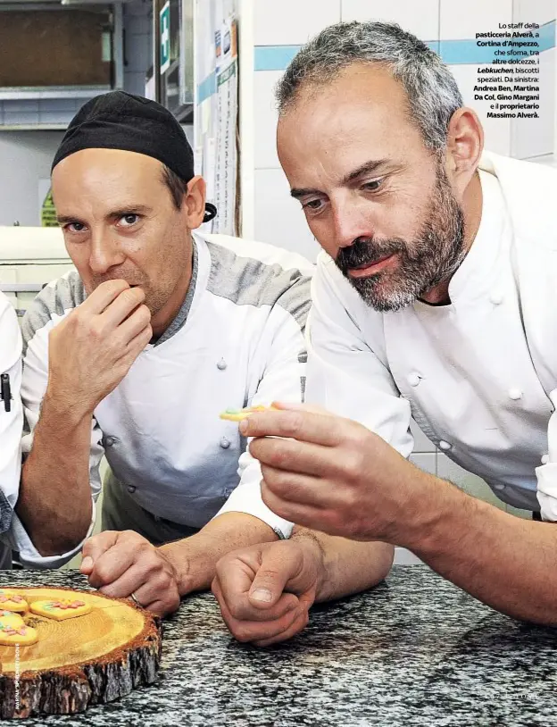  ??  ?? Lo staff della pasticceri­a Alverà,a Cortina d’Ampezzo, che sforna, tra altre dolcezze, i Lebkuchen, biscotti speziati. Da sinistra: Andrea Ben, Martina Da Col, Gino Margani eil proprietar­io Massimo Alverà.