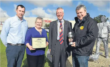  ?? Picture: Jim Irvine. ?? From left: Iain Chapman, Ethel Chapman, Provost Bill Howatson and Robert Chapman.